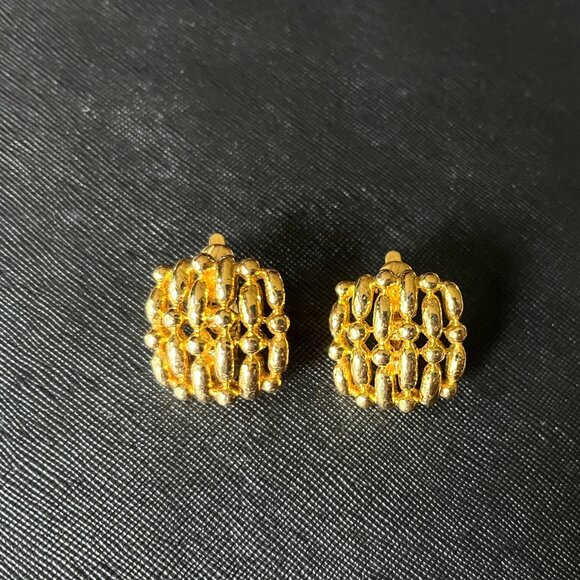 Vintage Trifari Golden Tone Clip On Earrings Marked VTG Square Quilted - Picture 1 of 12